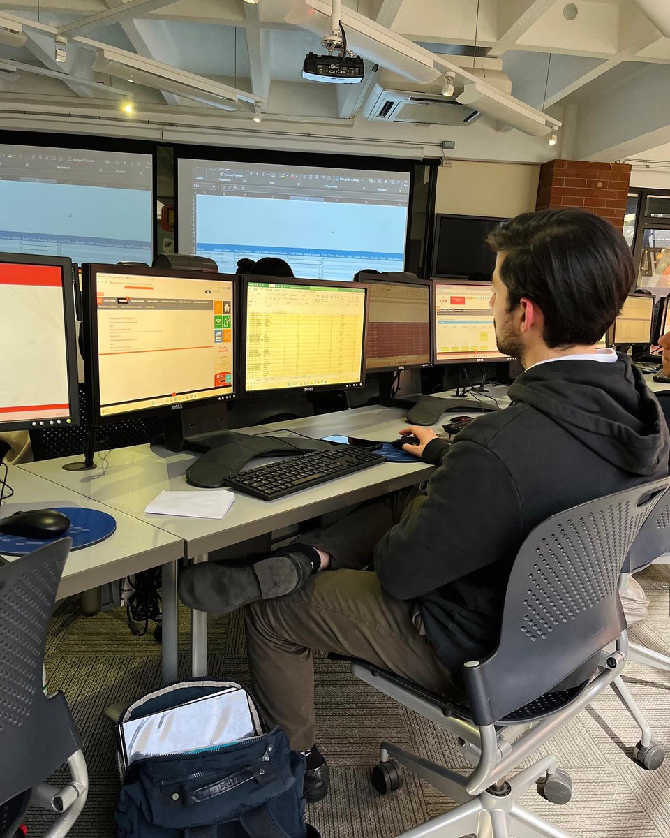 UFMedu's tweet photo. Trading pit, un espacio innovador para preparar a los futuros inversores que cambiarán el mundo de las finanzas.
#UFM #UFMedu #soyUFM #escueladenegocios #tradingpit #finanzas #students https://t.co/iLaBh97YIF
