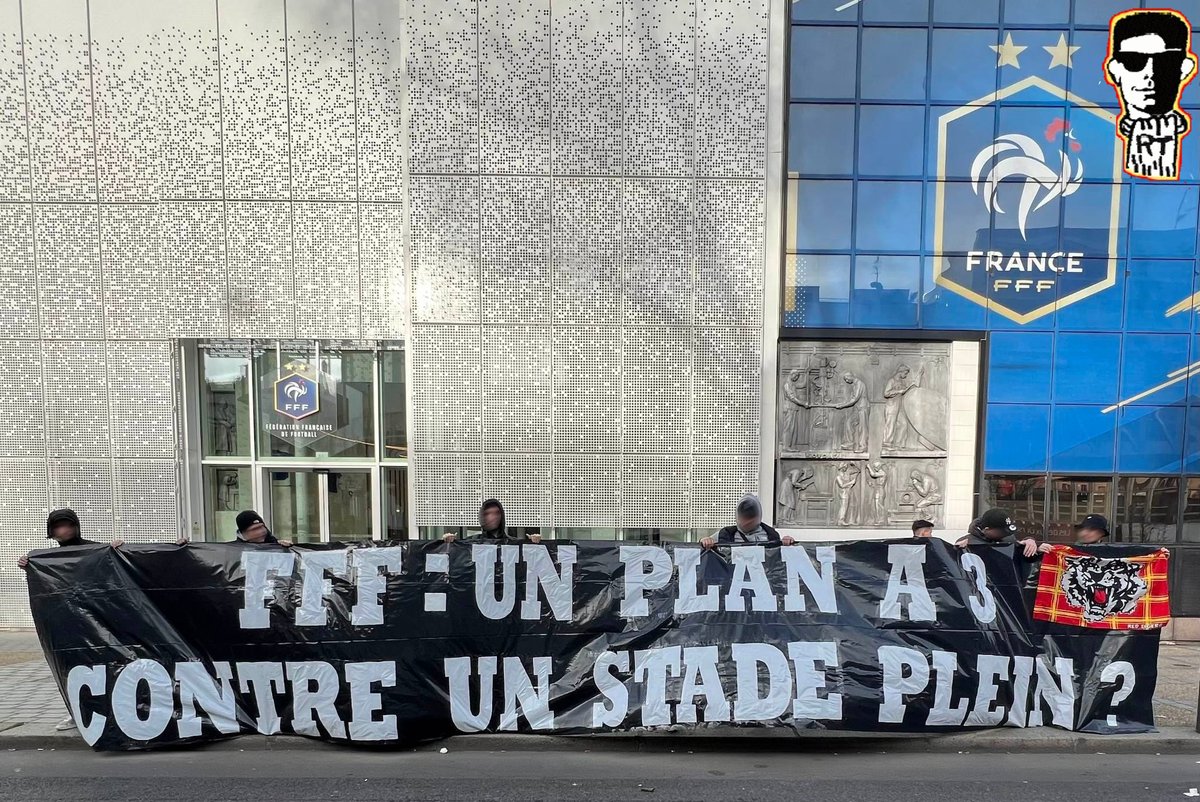 🔴 Le message des Red Tigers devant le siège de la FFF suite au huis clos prononcé pour le match de Coupe de France à Nantes 😳👊 :

"FFF : Un plan à trois contre un stade plein ?"

Une masterclass 😭😭 #RCLens