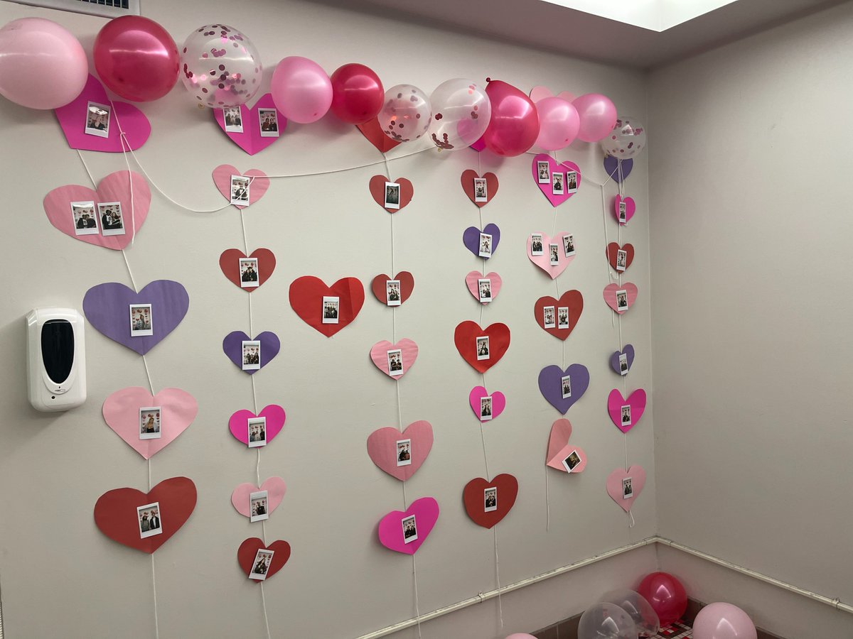housingUIC's tweet photo. A group of Courtyard, Commons West, and Commons North RAs hosted Cupid's Hour, giving residents a chance to extend the Valentine's Day spirit by getting flowers and Polaroids taken๐น๐ธ
This is the second year of the program, with RA Dayane starting it last year.
#RAPrograms https://t.co/FEVtUXlPwF