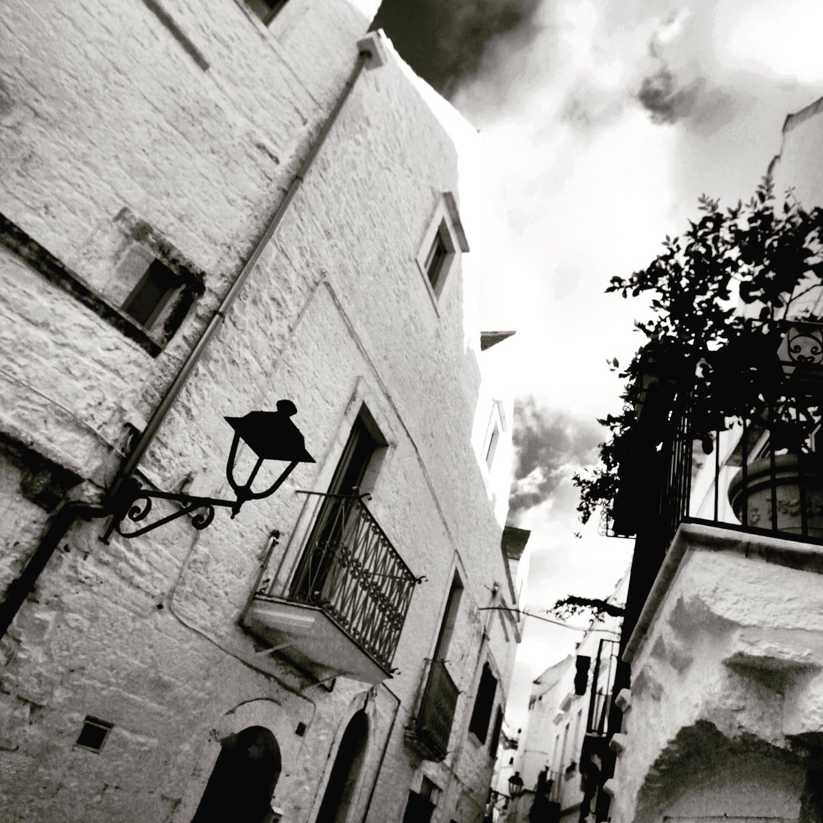 MassimoCangelli's tweet photo. Once upon a Town in Puglia “Locorotondo”
#Locorotondo
#Puglia
#valleditria
#centrostorico
#onceuponatown
#Riflessidinchiostroeluce https://t.co/Jy6jxFvPw9