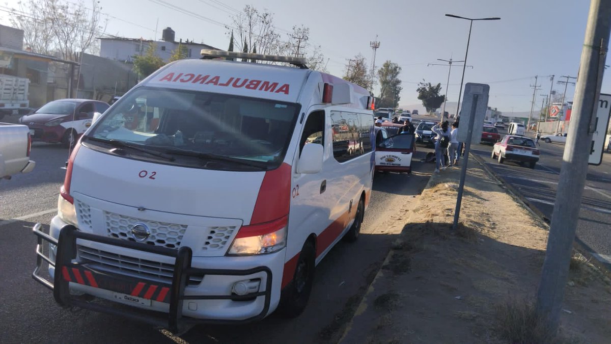 Mabera77Mario's tweet photo. Choque entre 2 taxis y un particular en el crucero de la "Y" atiende personal de PC municipal de Zaachila. Precaución conductores. @ABDIELCRUZ7 @GZOLMEDO @MarcelinoSilva4 @ANXILI02LUNA @Betillocruz @sofyvaldivia @oaxacavial https://t.co/TSatGEA3Dq