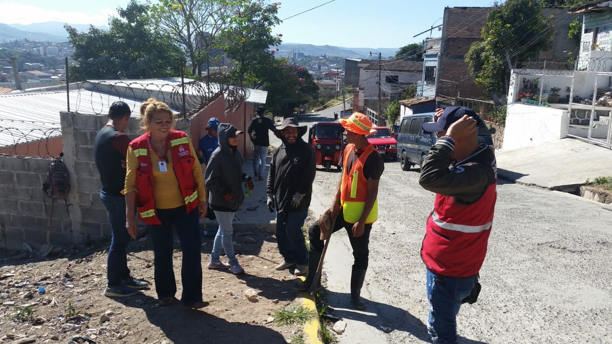 IDEM_AMDC's tweet photo. Se desarrolló la actividad de recolección de desperdicios de construcción que obstaculizaban el paso en las aceras de barrio Bella Vista.

Esta actividad se llevó a cabo con el acompañamiento de la @aseomunicipal y el apoyo de la gestora Maribel Ortiz.

¡Pilas con la basura! 🚮 https://t.co/xssn3HcTjI