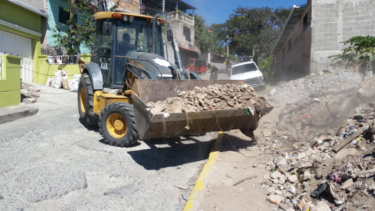 IDEM_AMDC's tweet photo. Se desarrolló la actividad de recolección de desperdicios de construcción que obstaculizaban el paso en las aceras de barrio Bella Vista.

Esta actividad se llevó a cabo con el acompañamiento de la @aseomunicipal y el apoyo de la gestora Maribel Ortiz.

¡Pilas con la basura! 🚮 https://t.co/xssn3HcTjI