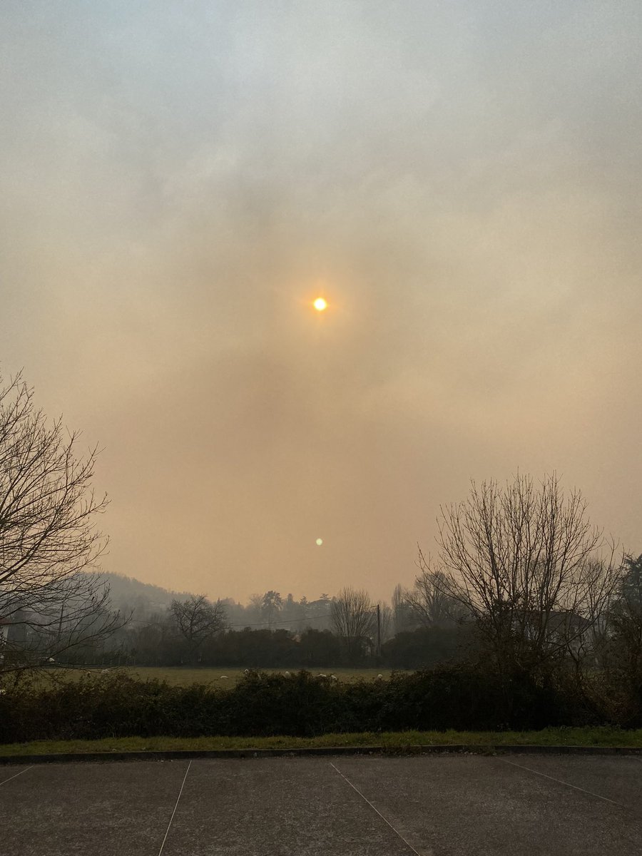 15h, journée magnifique mais au pays basque on est dans la fumée avec les écobuages. Ca va tousser dans les jours qui viennent (faut faire vivre le petit commerce…)