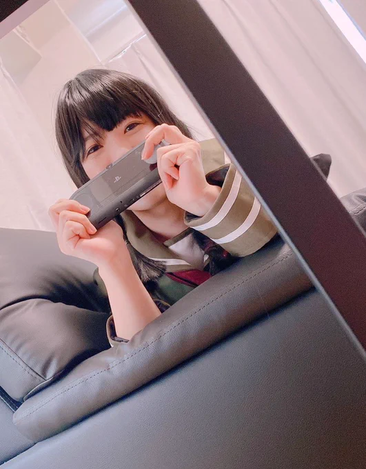 #無言で過去寝そべり写真をあげる見た人もやる宅コスの北上さんとか夕張ちゃんとか 
