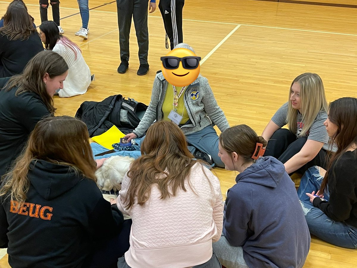 What a great way to start the day! @FostersVoice2 brought in therapy dogs this AM! Students and staff were EVERYWHERE in the gym loving on these guys! #WeAreUT