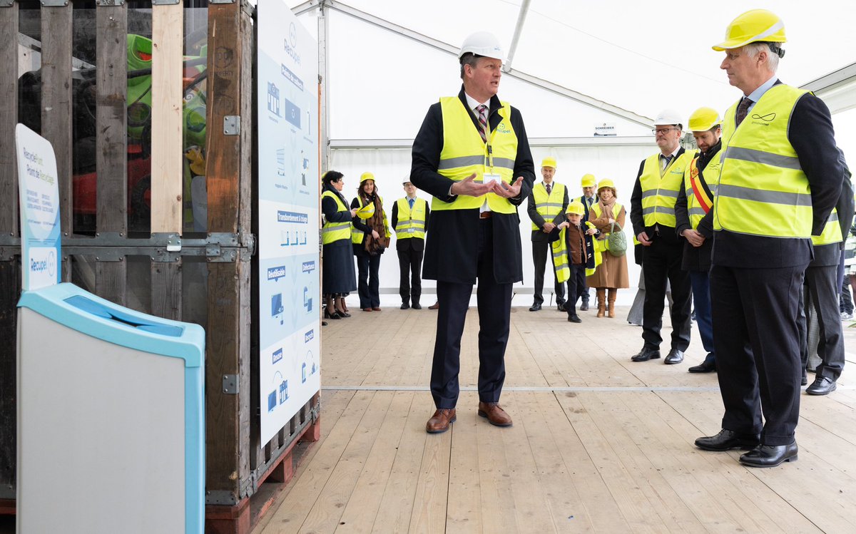 ♻️ De Koning bezoekt de groep COMET in Obourg om zich te informeren over de laatste 🇧🇪 innovaties op het vlak van recycling.