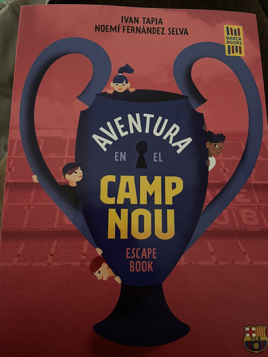FranMoreno92's tweet photo. Hi ha llibres que són un regal. La meva neboda ha devorat aquest llibre i ara fa 8 anys i tindrà la seva samarreta de @alexiaputellas. La @Tanaestel és una immensa escriptora. Va ser la meva professora al curs de funcionarits i és un regal per a la docència 😍 https://t.co/foCeuHkfQZ