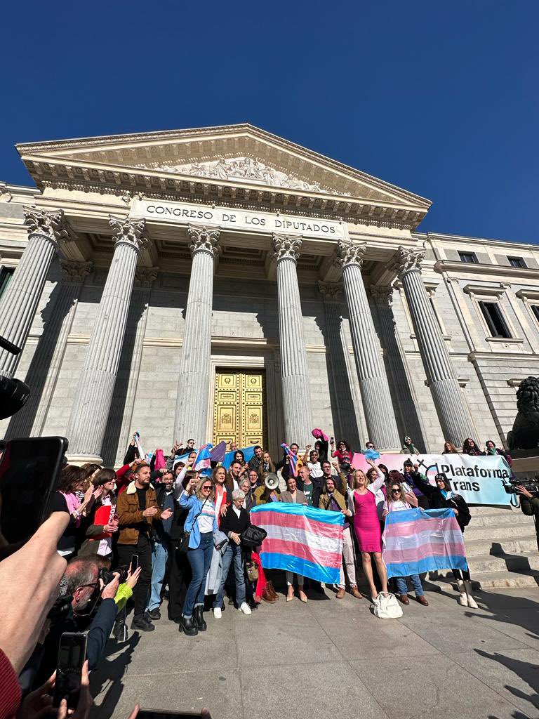 CarlaAntonelli's tweet photo. #LaLeyTransYaEsLEY y punto, #GRACIAS ministra y gracias a todas/os/es, a lxs activistas, partido políticos, al FEMINISMO en mayúsculas y tantas personas que nos habéis acompañado. 

#FinDelCalvario ✊🏳️‍⚧️ https://t.co/zmCMuquNKj