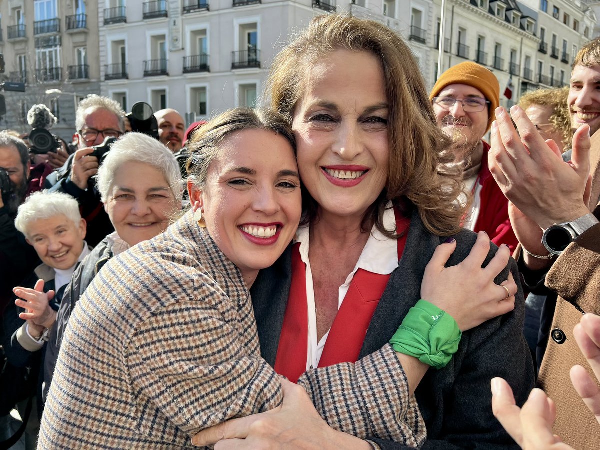 CarlaAntonelli's tweet photo. #LaLeyTransYaEsLEY y punto, #GRACIAS ministra y gracias a todas/os/es, a lxs activistas, partido políticos, al FEMINISMO en mayúsculas y tantas personas que nos habéis acompañado. 

#FinDelCalvario ✊🏳️‍⚧️ https://t.co/zmCMuquNKj