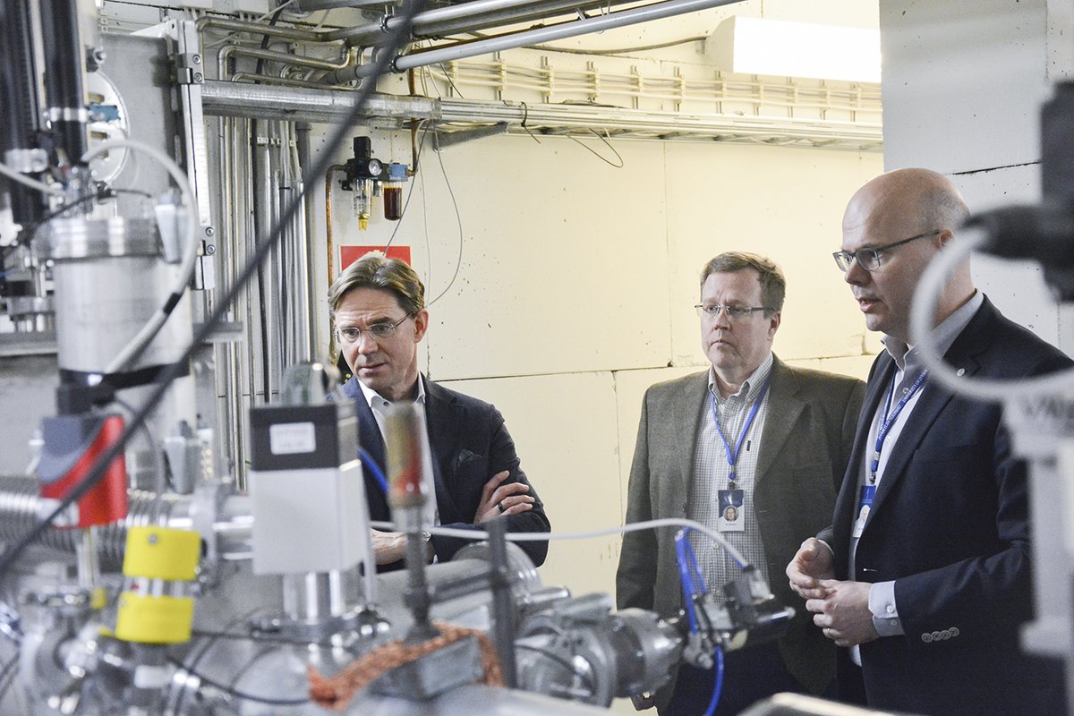 .<a href="/SitraFund/">Sitra</a>'n yliasiamies <a href="/jyrkikatainen/">Jyrki Katainen</a> vieraili yliopistolla. Opettajankoulutuksen ja kyberturvallisuuden tutkimuksen ohella Katainen perehtyi kemian kiertotalouden tutkimukseen ja kiihdytinlaboratorioon. <a href="/TimoSajavaara/">Timo Sajavaara</a> esitteli <a href="/jyflacclab/">JYFL Accelerator Laboratory</a> laitteistoja. #JYUnique