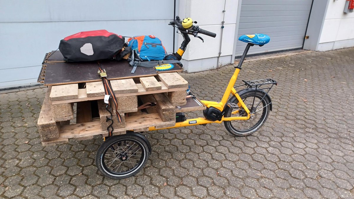Das RöBike hat sich zu Karneval als LKW verkleidet
@AdfcBerg <a href="/rrvelocity/">Rösrath Velo City</a> #cargobike #chike #carryshitolympics
