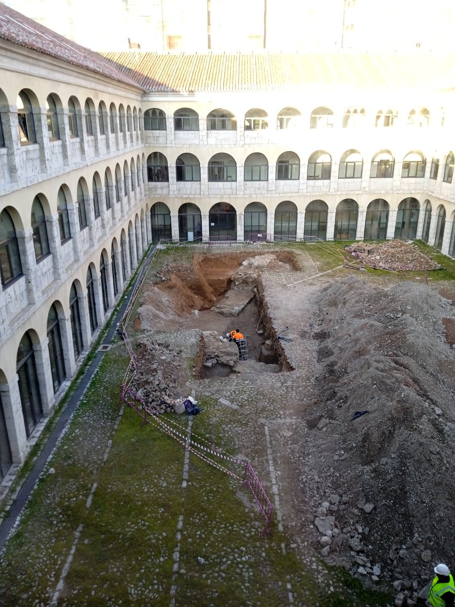 GiovanniOlcese's tweet photo. Actualización de la excavación del Alcazarejo de Valladolid en el Claustro de San Benito. Se observan dos cubos del lado norte y parte del arranque del muro. ¿Conocéis el proyecto que está planteado en el Claustro? https://t.co/QdrCZj8wPz