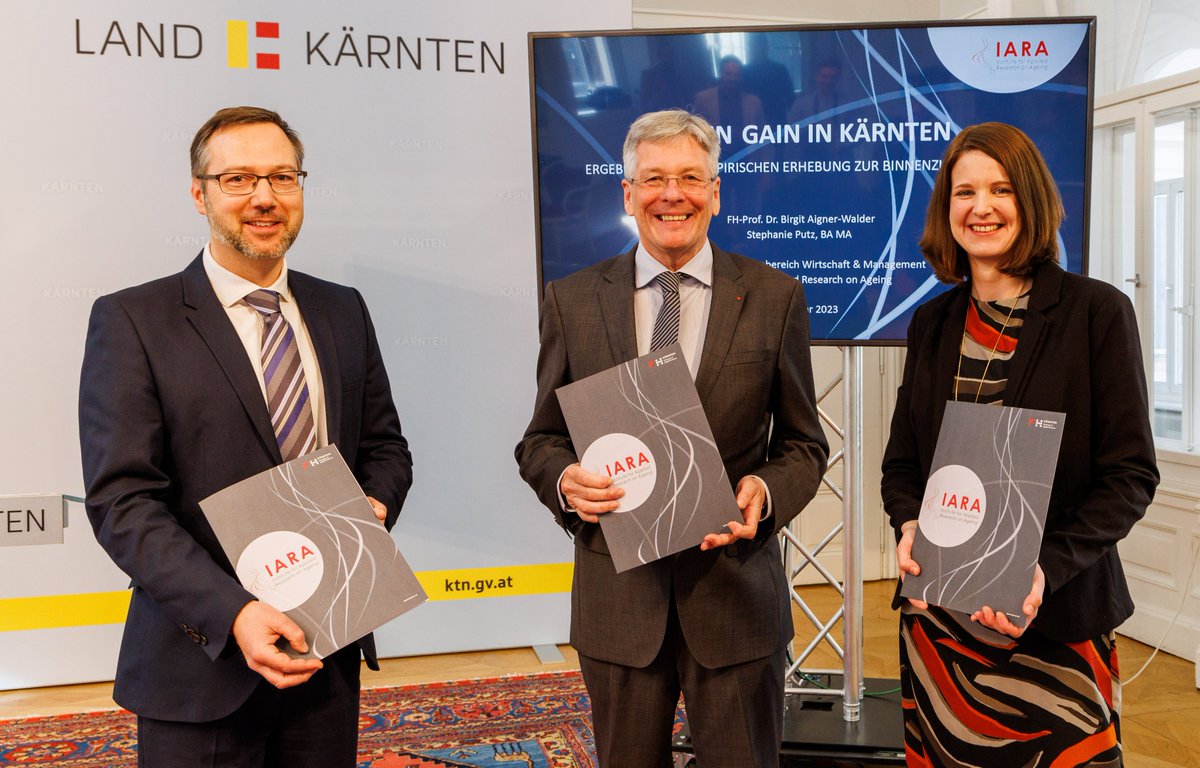 PeterKaiserSP's tweet photo. Trendumkehr erfolgreich eingeleitet! @FHKaernten-Studie bestätigt: Junge, sehr gut ausgebildete Personen ziehen verstärkt nach #Kärnten. #Arbeits-, #Bildungs- und #Lebensqualität sind Anziehungspunkte. Gut ausgebildete Personen sind ein #Standortfaktor. https://t.co/hmFWEmExDY https://t.co/NhJqkprzY2