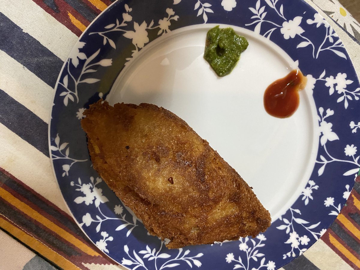 VidyottamaPS's tweet image. कभी कभी मेरे दिल में ख़याल आता है 
कि आज मैं डिनर बनाऊँ तो सब कितने खुश होंगे
कभी मुस्कुराएँगे कभी मेरी तारीफ़ के पुल बाँधे जाएँगे
बहुत हो ओएली ब्रेड रोल फिर भी ब्लॉटिंग पेपर पे रख के खा लेंगे
कभी कभी मेरे दिल में ख़याल आता है… 😂😂
#Food #Dinner #BreadRoll