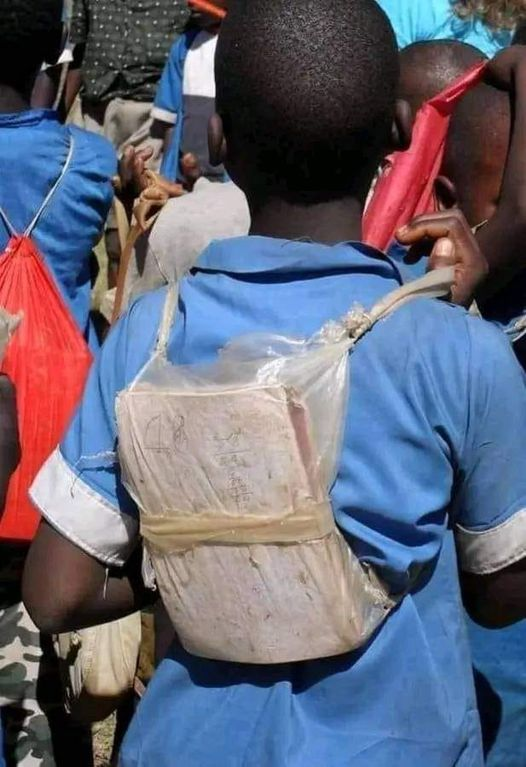 AfricaSecondes's tweet photo. #Enfance : Avec la volonté, rien ni difficile malgré le dénuement. se concentrer sur son objectif.
Courage aux élèves.
#Afrique #actualités #45second #enfants #école #éducation #volonté https://t.co/9KDVNCq1uB