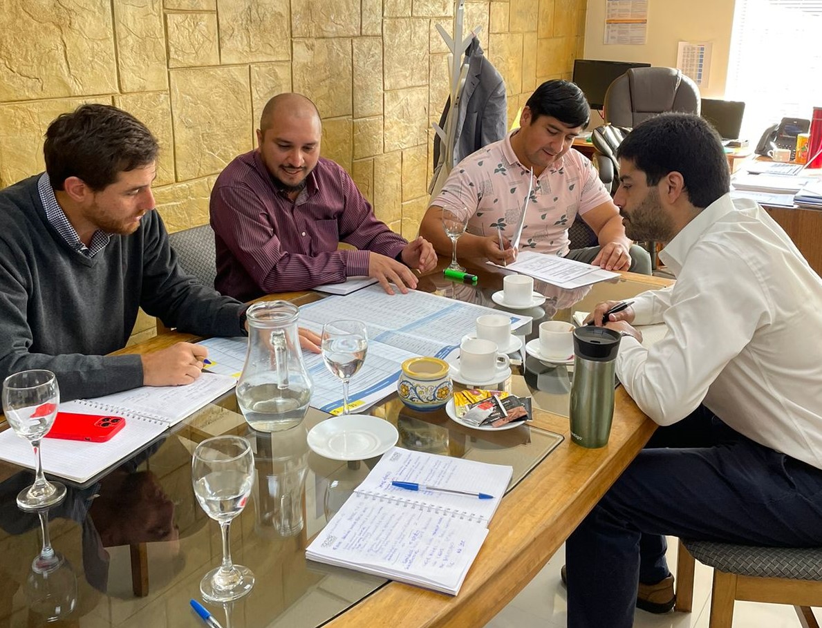 edu_aysen's tweet photo. Excelente jornada de trabajo colaborativo con funcionarios @mineducaysen y jefe del #Deprov 
@yoaldr, analizando la priorización de los proyectos de infraestructura de los establecimientos educativos. Entre todos avanzamos hacia la #NuevaEducaciónPública #QueNosLLenedeOrgullo https://t.co/qfGvBo1lkG
