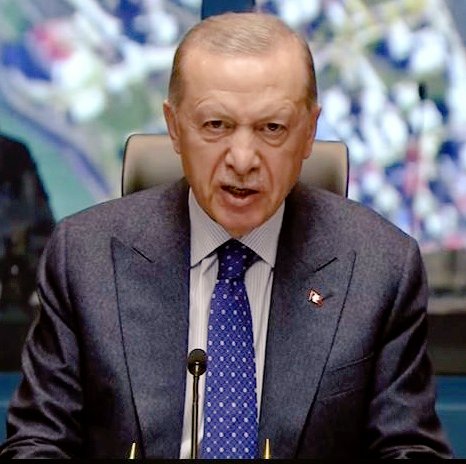 O kadar plan yapmıştı ki Erdoğan, üç ay boyunca seferberlik ilan eder gibi bütün devlet imkanlarını seçim için kullanacaktı. Deprem bütün planlarını altüst etti. İlk gün ekranlara bakarken ki cinnet hali ,kurduğu tuzağa kendi düşmesiydi.