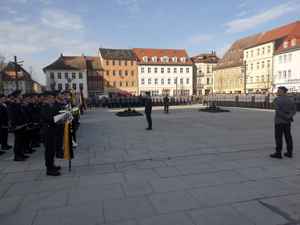 Gelöbnis, die Zweite: Auch Rekrut|innen des #Sanitätsregiment 1 sprachen heute in Weißenfels ihre Gelöbnisformel vor der Öffentlichkeit. Zuvor fand in der Sachsen-Anhalt-Kaserne ein Familientag statt, bei dem die Angehörigen die Arbeit der Bundeswehr kennenlernen konnten.