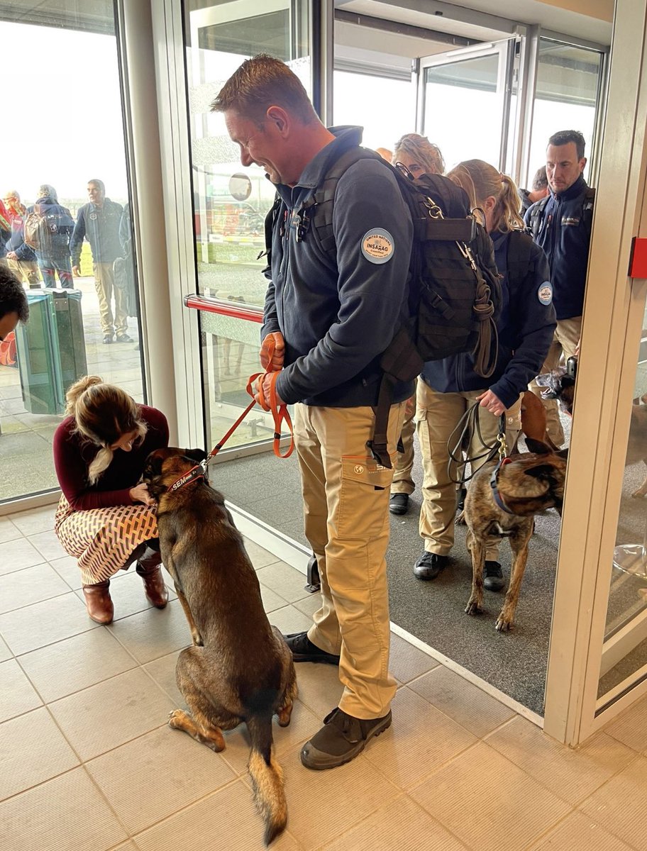DilanYesilgoz's tweet photo. Het @USARNL team is weer veilig geland in Eindhoven. 12 mensen (en 1 hond) hebben hun leven te danken aan de snelheid en professionaliteit van deze kanjers en hun honden. Wat ze hebben meegemaakt is niet te bevatten. 

Een diepe buiging, welkom thuis 🤍 https://t.co/erOHF9TX88