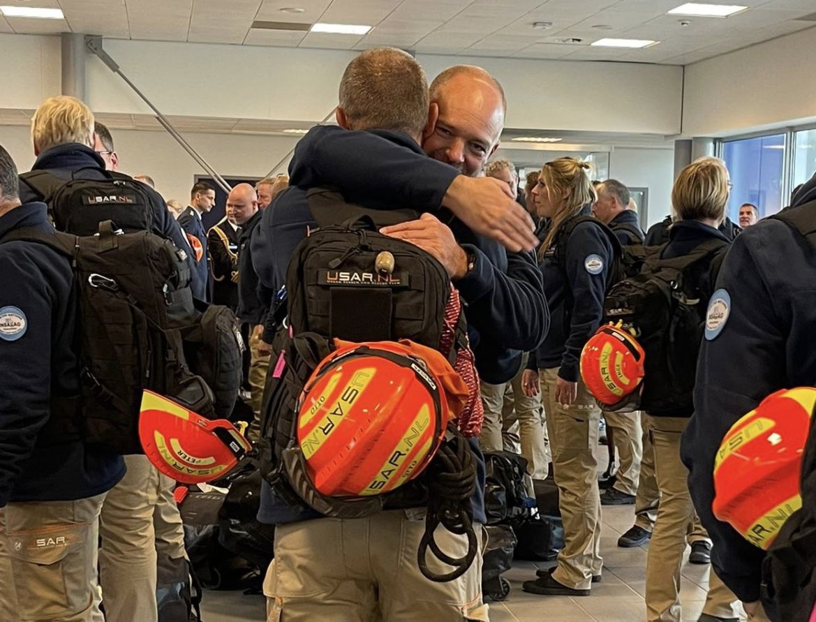 DilanYesilgoz's tweet photo. Het @USARNL team is weer veilig geland in Eindhoven. 12 mensen (en 1 hond) hebben hun leven te danken aan de snelheid en professionaliteit van deze kanjers en hun honden. Wat ze hebben meegemaakt is niet te bevatten. 

Een diepe buiging, welkom thuis 🤍 https://t.co/erOHF9TX88