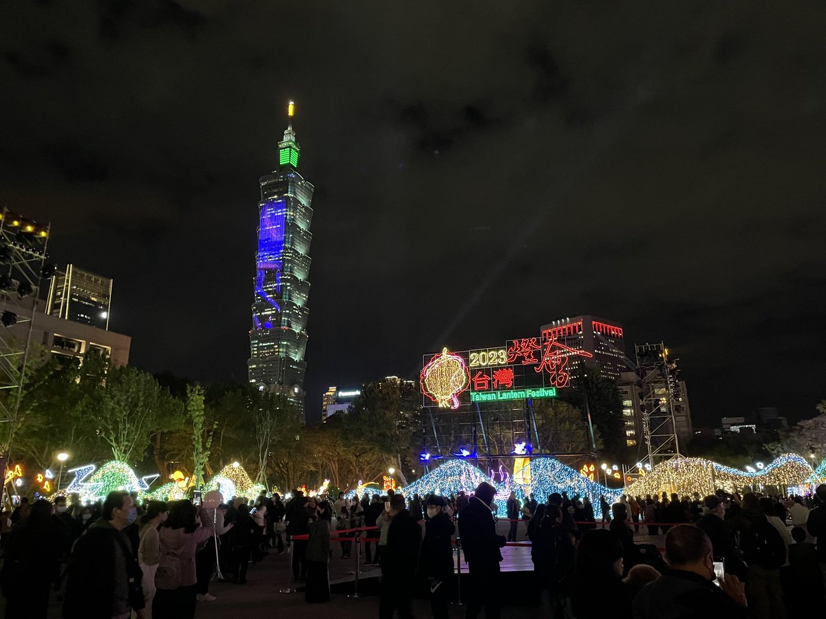 JasmohanBajaj's tweet image. Lantern Festival downtown @TaipeiCity with #JenLai &amp;amp; @NoureddinMD during @APASLnews conference!! Celebrating the year of the 🐇 in #RobotBunny style @HowardTLeeMD @AASLDtweets @AmCollegeGastro #BadBunny