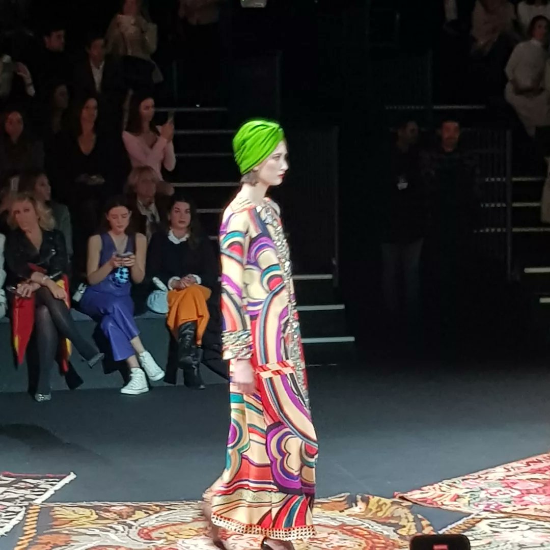 Asmodacom's tweet photo. Preciosa colección de Jorge Vázquez en medio de un oasis: brillo, color, sedas... #MBFWMadrid https://t.co/f5FXSKoNZu