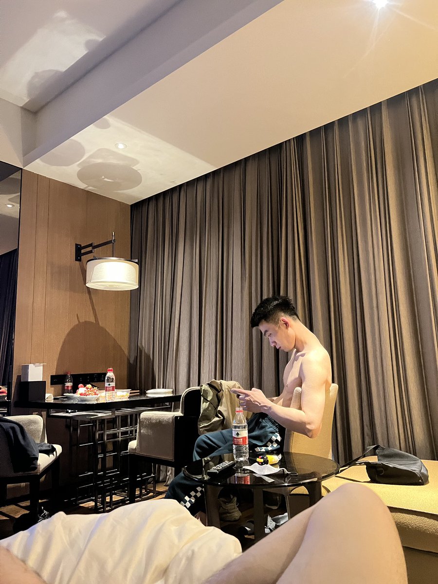 magicbigbaba's tweet photo. 外表人畜无害的空少谁能想到是只反差🐶 平时在外做1！最后还不是沦为爸爸夸下的骚儿子，拍视频的时候都不敢叫，怕被操过的0认出来！屁股撅的比女的都高，扭起来是真妖娆 https://t.co/JvuErexLRF