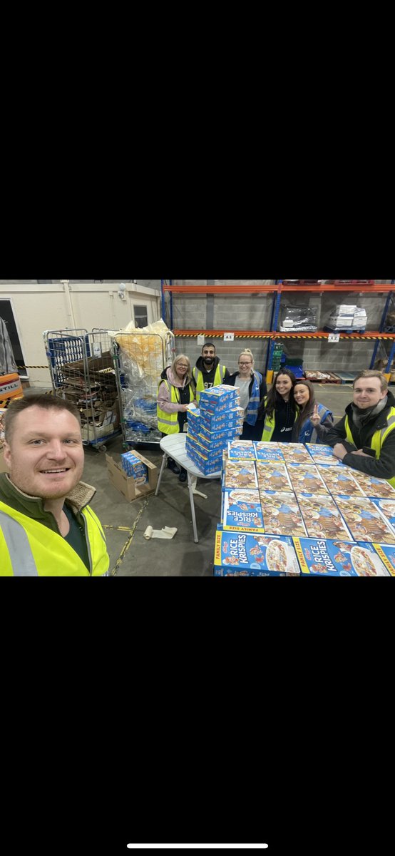 Lovely morning volunteering at <a href="/FareShareUK/">FareShare</a> 🤍 Met some of the kindest people and got to deliver food to so many local charities. Thank you for having us!