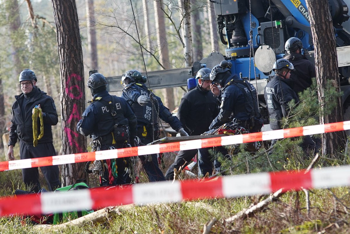 lzo_media's tweet photo. Nachdem die Räumung nun beendet ist, testen die Höheninterventionskräfte noch die Schaukel und befindet sie scheinbar für gut. #oo1602 #Heibo https://t.co/fs3CFUHoGM