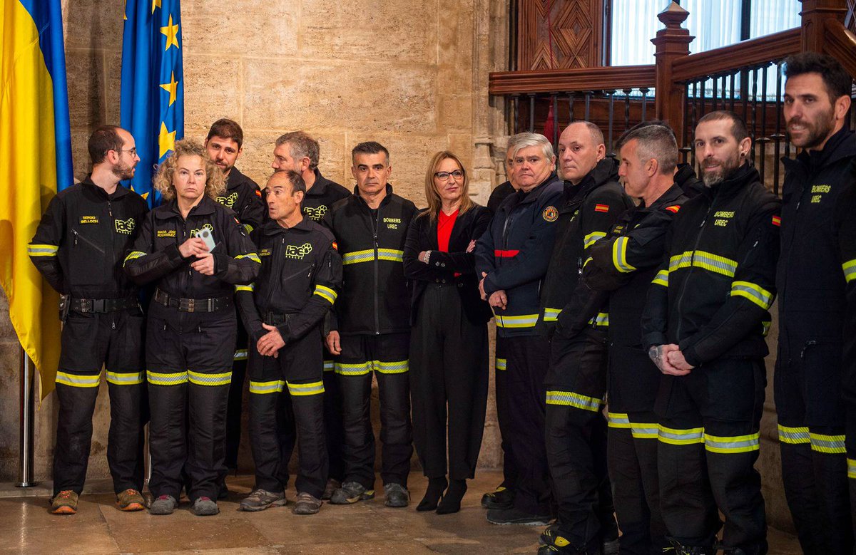 BombersValencia's tweet photo. Recepció de @ximopuig al palau @generalitat als #bombers #UREC @BombersValencia i integrants de @ONGIAE que han participat als rescats pel #terratrémol de #Turquia, amb l'assistència a l'acte de la presidenta CPBV @MariaJosepAmigo.

Orgull per la seua gran tasca en rescats!!👏 https://t.co/ddcBYlyCDE