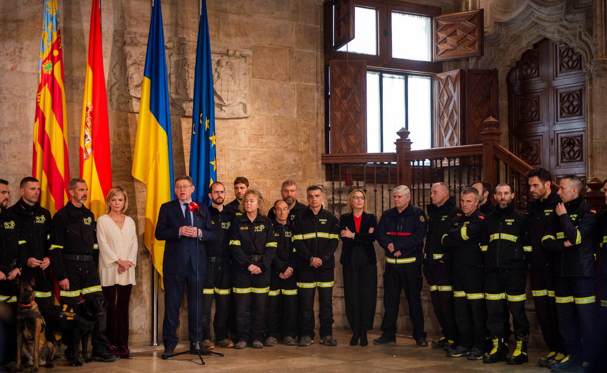 BombersValencia's tweet photo. Recepció de @ximopuig al palau @generalitat als #bombers #UREC @BombersValencia i integrants de @ONGIAE que han participat als rescats pel #terratrémol de #Turquia, amb l'assistència a l'acte de la presidenta CPBV @MariaJosepAmigo.

Orgull per la seua gran tasca en rescats!!👏 https://t.co/ddcBYlyCDE