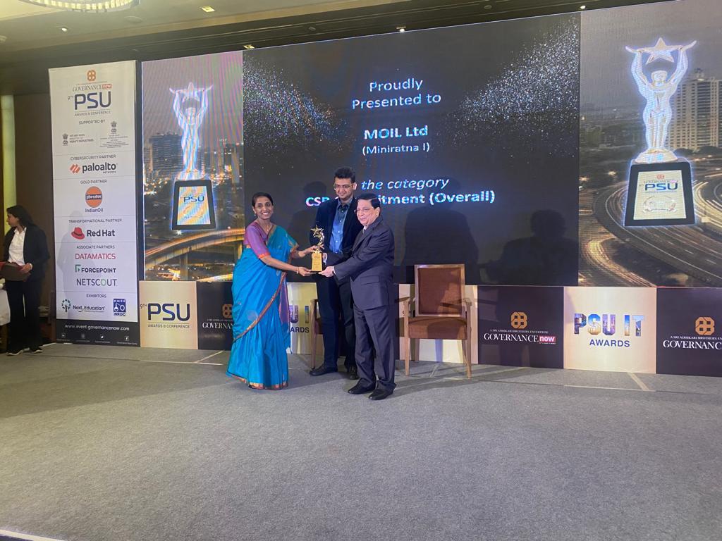 MOIL_LIMITED's tweet photo. MOIL is proud to receive CSR Commitment Award at the 9th PSU Awards by Governance Now. 

#HarEkKaamDeshKeNaam #MOIL #Awards #GovernanceNow https://t.co/Zqt4DGrojR