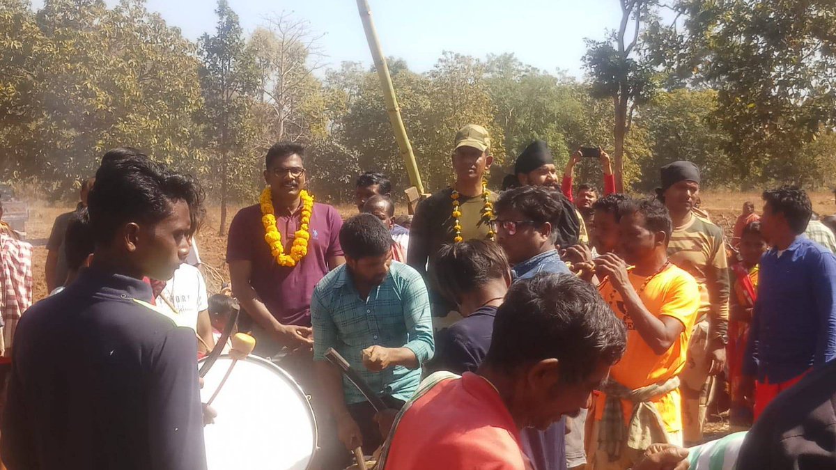 BSF_ANO_Command's tweet photo. After almost finishing the menace of naxalism in Dist. Koraput, #BSF is now establishing new COBs in Dist. Kandhamal. COB at Migunipadar has been established on 14th Feb 23 with the support of State Police. Local villagers welcomed the BSF troops with drums and dance. 

#JaiHind https://t.co/UptCVqf5sS