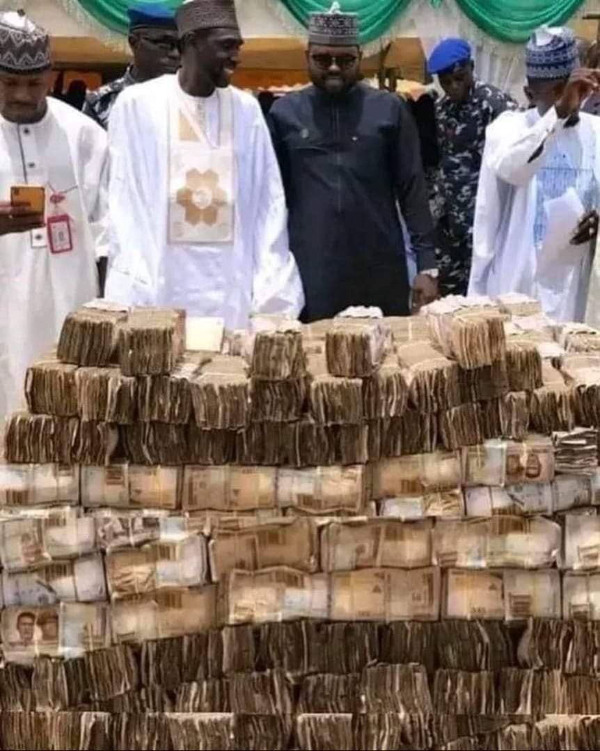 Naija_Activist's tweet photo. This is why APC are protesting and sending their thugs to destroy banks. There won’t be no vote buying this year. https://t.co/SDO2fygAqI