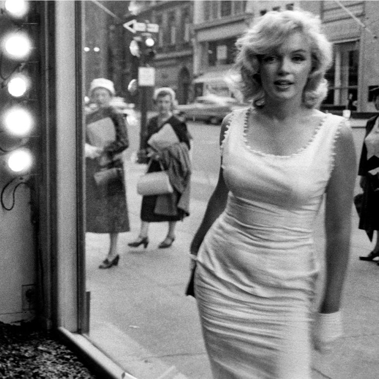 Marilyn on Fifth Avenue.

NYC, 1957.

📸: @SamShawPhoto #SamShawPhoto

#MarilynMonroe #February #Love #Fashion #Icon #NewYorkCity #FifthAve #Photography