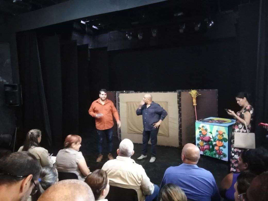SuselyMorfaG's tweet photo. Nuestro Premio Nacional de Teatro Rubén Darío Salazar Taquechel ofreció una magistral clase de Arte Cubano, de la génesis de Teatro las Estaciones y el títere  nacional Pelusín  del Monte.
#CulturaMatancera 
#MatancerosEnVictoria #MejorEsPosible
@AsambleaCuba https://t.co/verFyCR6qV