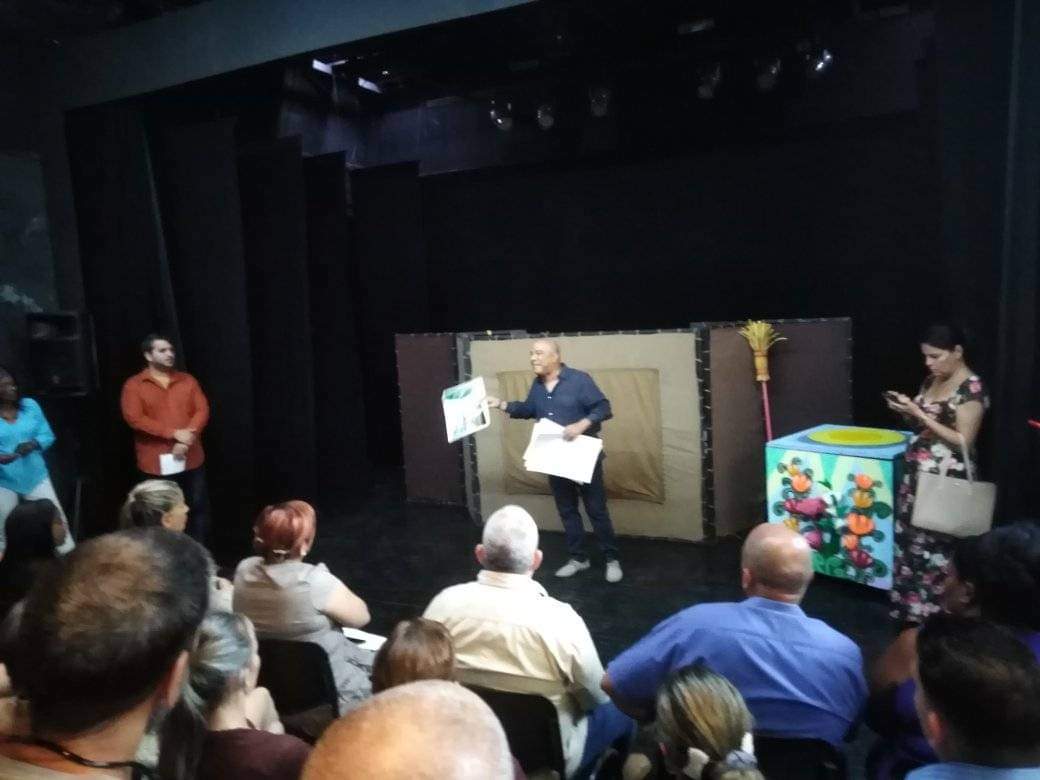 SuselyMorfaG's tweet photo. Nuestro Premio Nacional de Teatro Rubén Darío Salazar Taquechel ofreció una magistral clase de Arte Cubano, de la génesis de Teatro las Estaciones y el títere  nacional Pelusín  del Monte.
#CulturaMatancera 
#MatancerosEnVictoria #MejorEsPosible
@AsambleaCuba https://t.co/verFyCR6qV