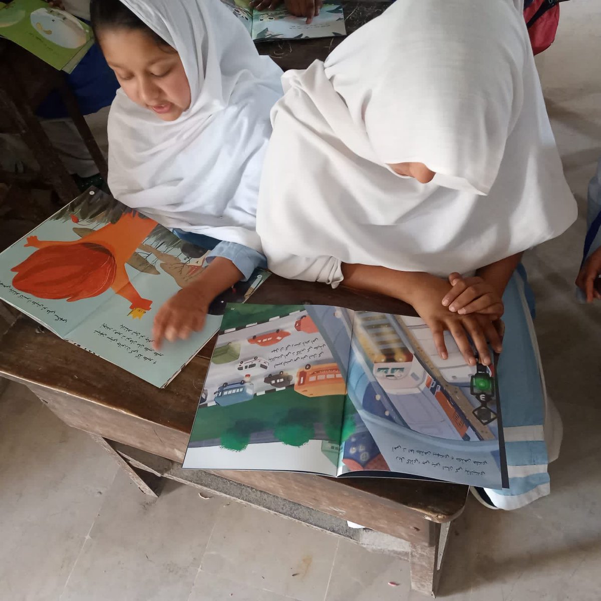 BaelaJamil's tweet image. @RoomtoRead so  grateful for your support thru #PakistanLiteracyProject with @itacecorg and @FCDOGovUK to support 800 flood affected schools with 800 #SindhiMiniLibraries in Sindh in collaboration with @SELD_Sindh. Behold those #HappyHealingFaces so thrilled to celebrate!
