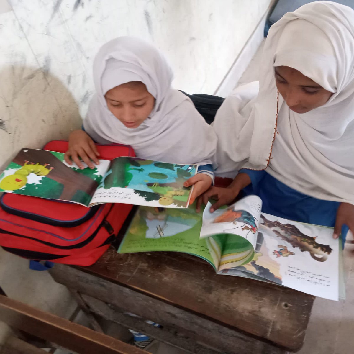 BaelaJamil's tweet image. @RoomtoRead so  grateful for your support thru #PakistanLiteracyProject with @itacecorg and @FCDOGovUK to support 800 flood affected schools with 800 #SindhiMiniLibraries in Sindh in collaboration with @SELD_Sindh. Behold those #HappyHealingFaces so thrilled to celebrate!