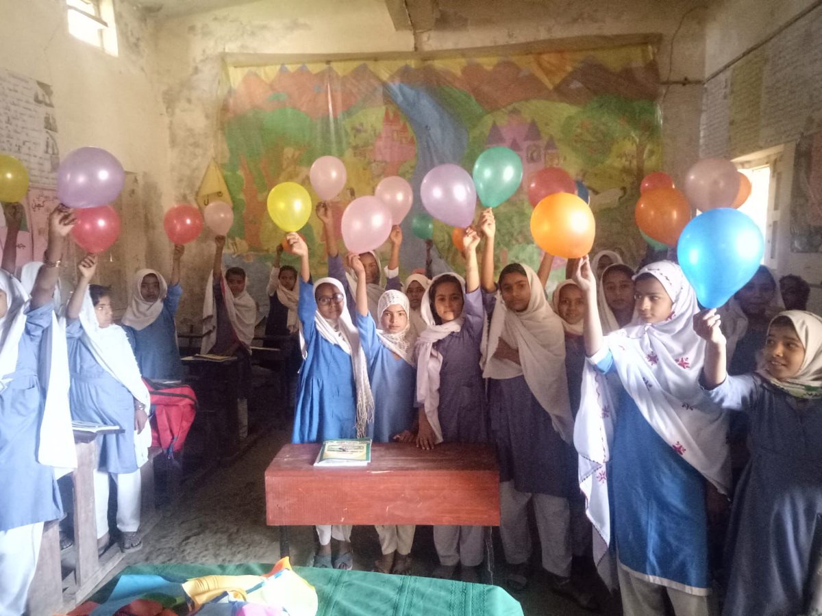 BaelaJamil's tweet image. @RoomtoRead so  grateful for your support thru #PakistanLiteracyProject with @itacecorg and @FCDOGovUK to support 800 flood affected schools with 800 #SindhiMiniLibraries in Sindh in collaboration with @SELD_Sindh. Behold those #HappyHealingFaces so thrilled to celebrate!