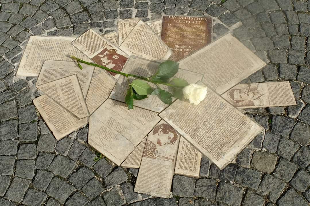 AmnestyMuenchen's tweet photo. Aktion - In Gedenken an die Weiße Rose und ihre Mitglieder Sophie Scholl, Christoph Probst und Hans Scholl:
19.02.2023, 13-17 Uhr beim Milchh��usl am Englischen Garten 

https://t.co/gLp8sfyvFX https://t.co/zTIvmmIdhE