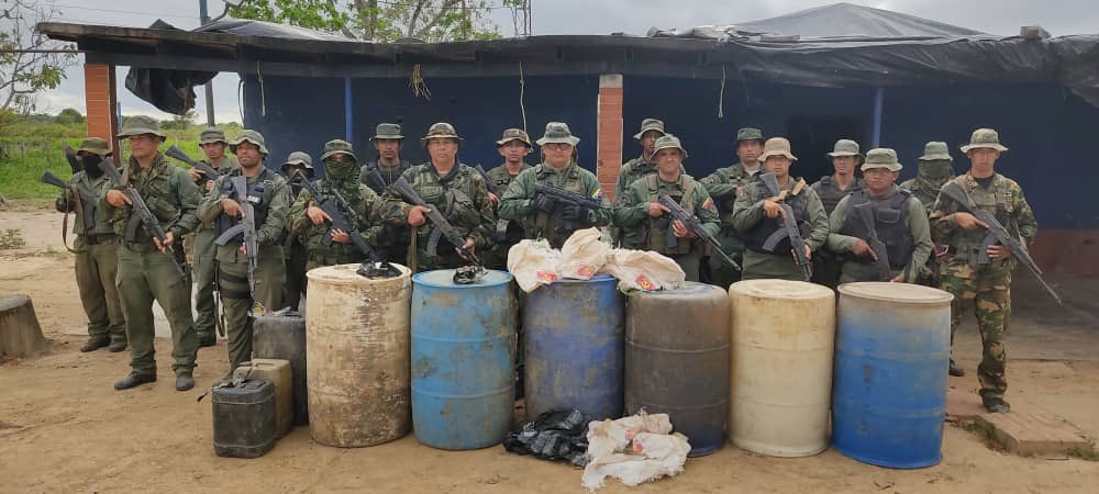 arparrayarza's tweet photo. 🇻🇪#EnZulia || #FANB destruye campamento #TANCOL usado como centro de abastecimiento de combustible de avión Jet A-1, elementos explosivos y drogas (marihuana y cocaína). Venezuela es territorio de Paz! https://t.co/muU58M9e9x