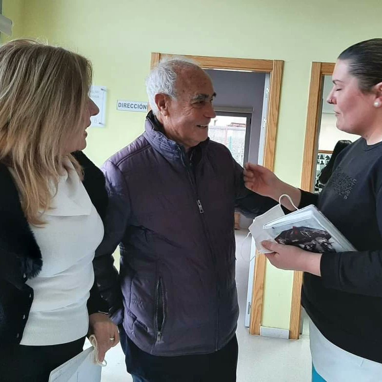 AlzheimerBierzo's tweet photo. Emotiva visita de nuestro querido Gonzalo Valle Cavero, #primerpresidente de nuestra #Asociación. Le debemos el esfuerzo del #impulso inicial, que junto a otras #personascomprometidas, crearon las bases sólidas que nos han permitido #ayudar a muchas personas y cumplir #25años. https://t.co/xaqywNOLHZ