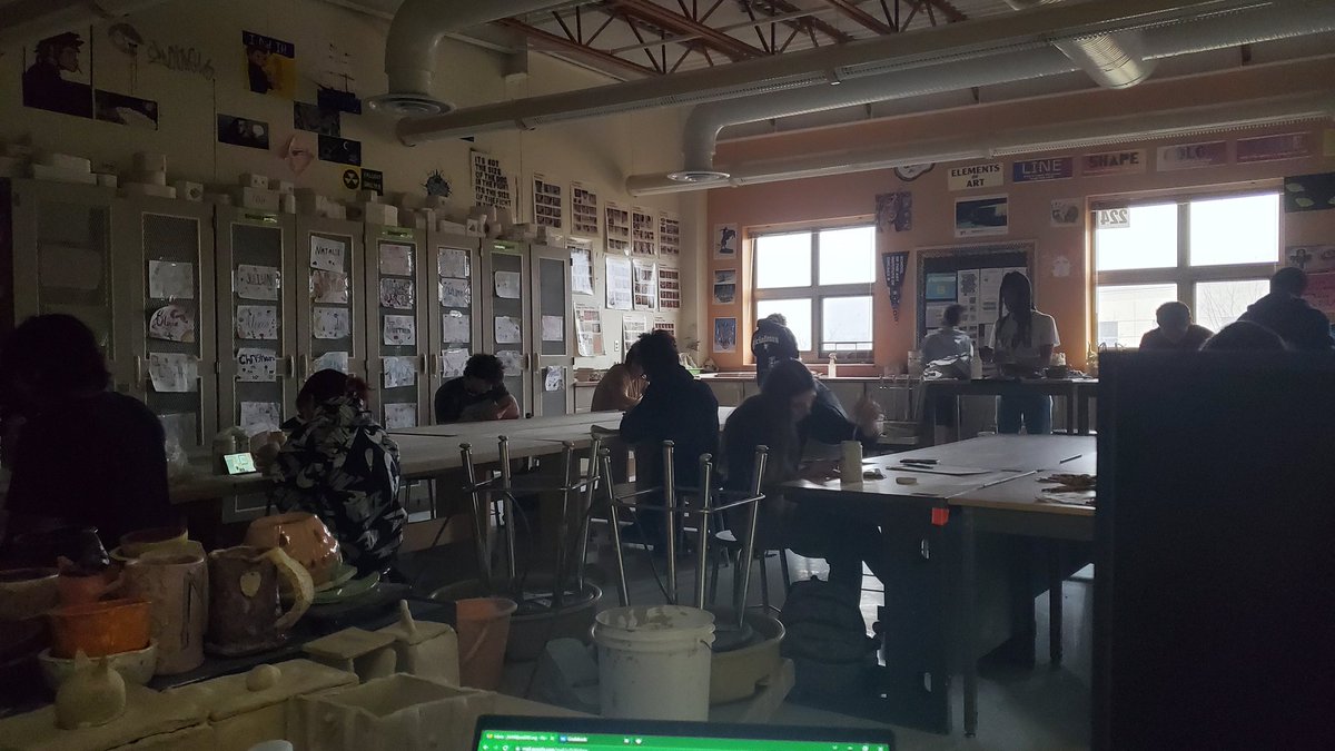 MsTiritilli's tweet photo. Power might be out but it's not stopping this art class 🤘 #bengals #PEHS #Art https://t.co/PzYXouNPu7