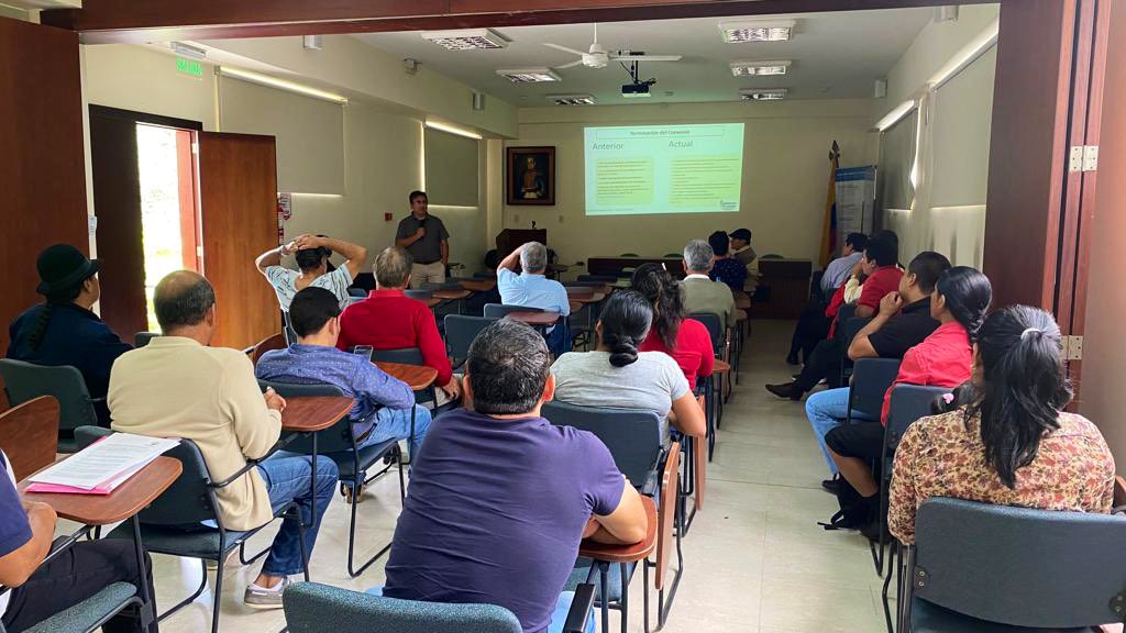 MAATE_Zonal10's tweet photo. Equipo técnico del proyecto de @SocioBosque_Ec II brindó un taller sobre la nueva normativa para la conservación de los bosques y los requisitos para las postulaciones al proyecto. Se contó con la participaron de los socios individuales y colectivos de #ZamoraChinchipe. https://t.co/W73LWb2qlM