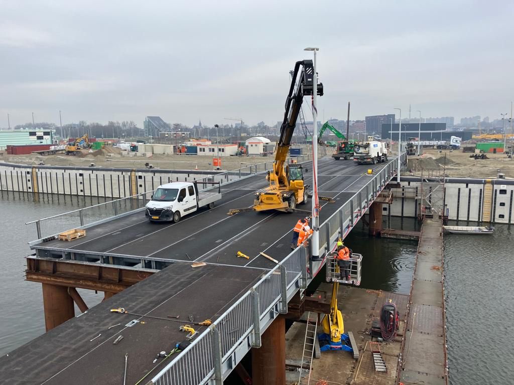 NieuweSluisTern's tweet image. De tijdelijke route over de sluiskolk is bijna een feit. Vandaag en morgen werken we inrichting van de de brug af, zodat we deze morgen hopelijk in de loop van de middag in gebruik kunnen nemen. nieuwesluisterneuzen.eu/nieuws/2023-02…