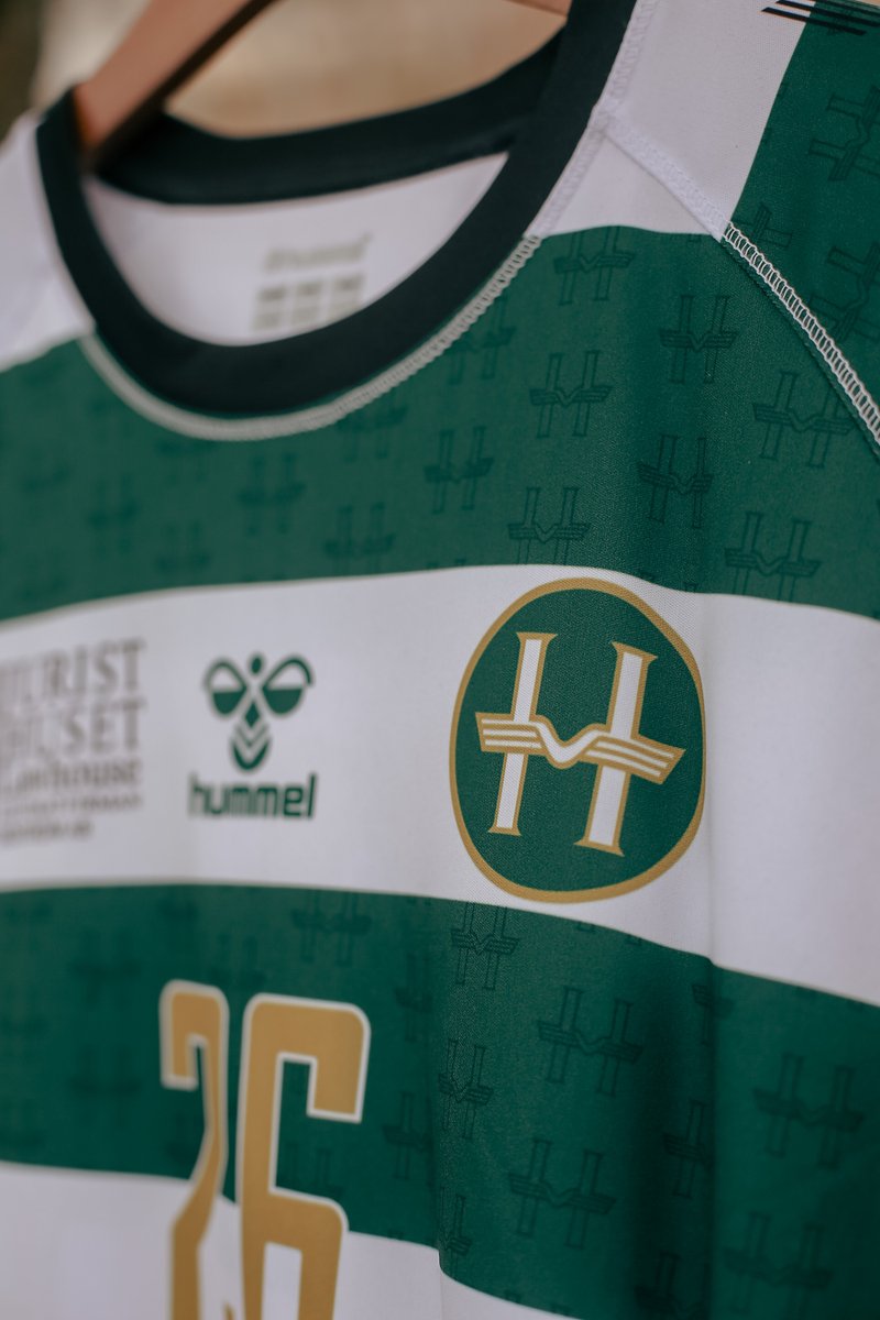 SvanteIvar's tweet photo. 👕 | Designuppdrag för klassiska handbollsklubben Hellas och @hummel1923! Fint att få jobba med en tvärrandig design och klubbens otroligt vackra klubbmärke. Valde att plocka upp deras "H" i de gröna ränderna som en liten detalj. https://t.co/xmwkD21o0D