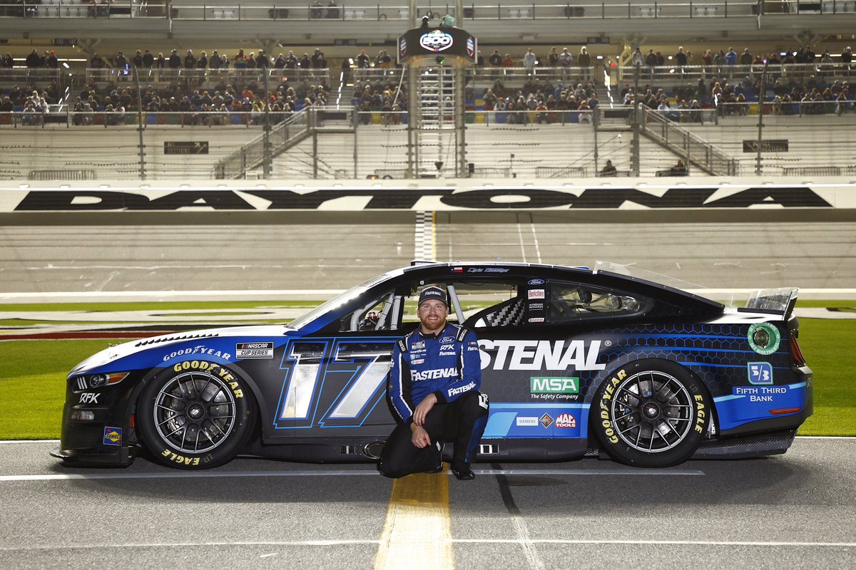 Chris_Buescher's tweet image. Small observation here, but every year we take this photo, I move closer to the front of the car. By 2025 I will have moved too far left to be in the shot anymore 😂