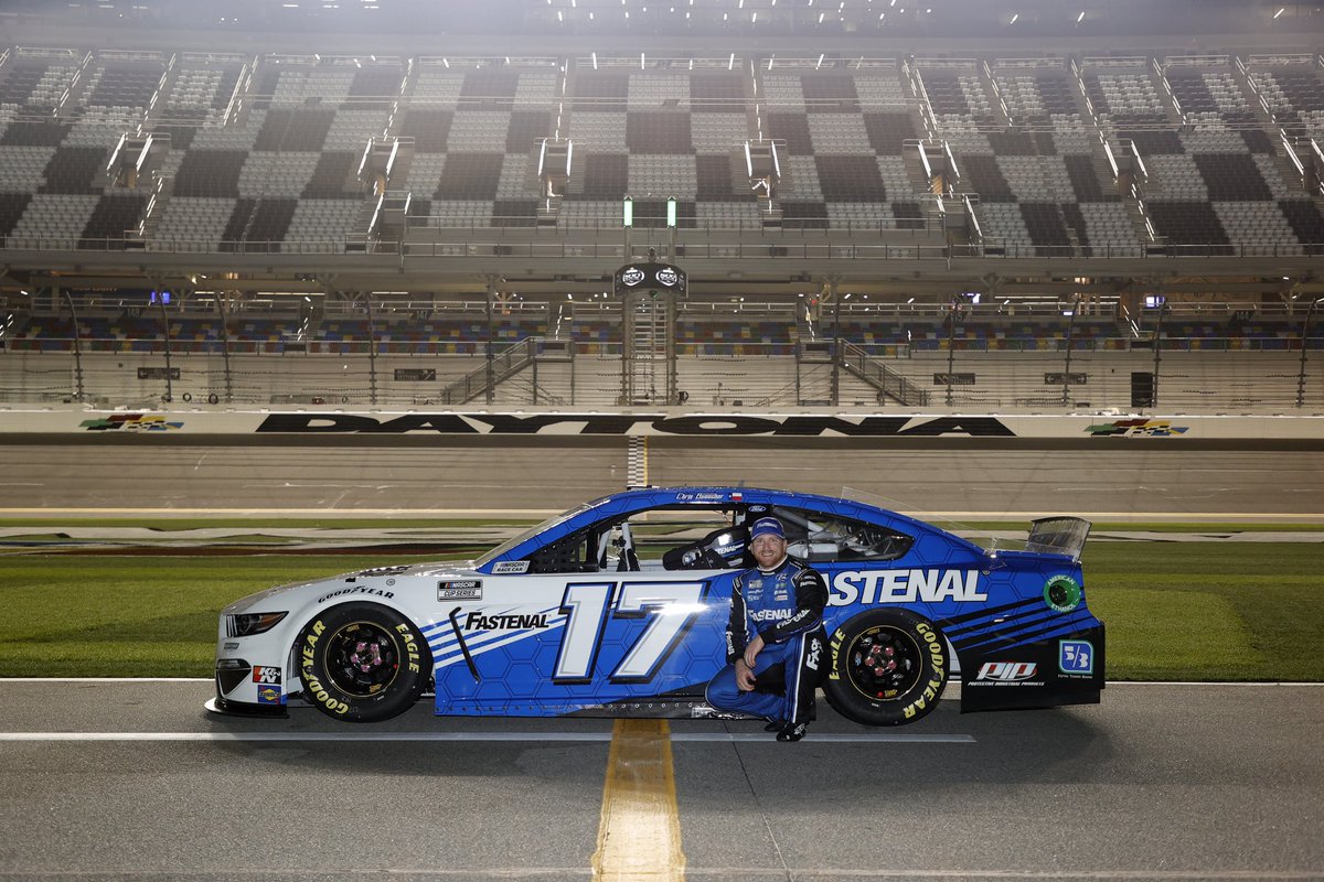 Chris_Buescher's tweet image. Small observation here, but every year we take this photo, I move closer to the front of the car. By 2025 I will have moved too far left to be in the shot anymore 😂
